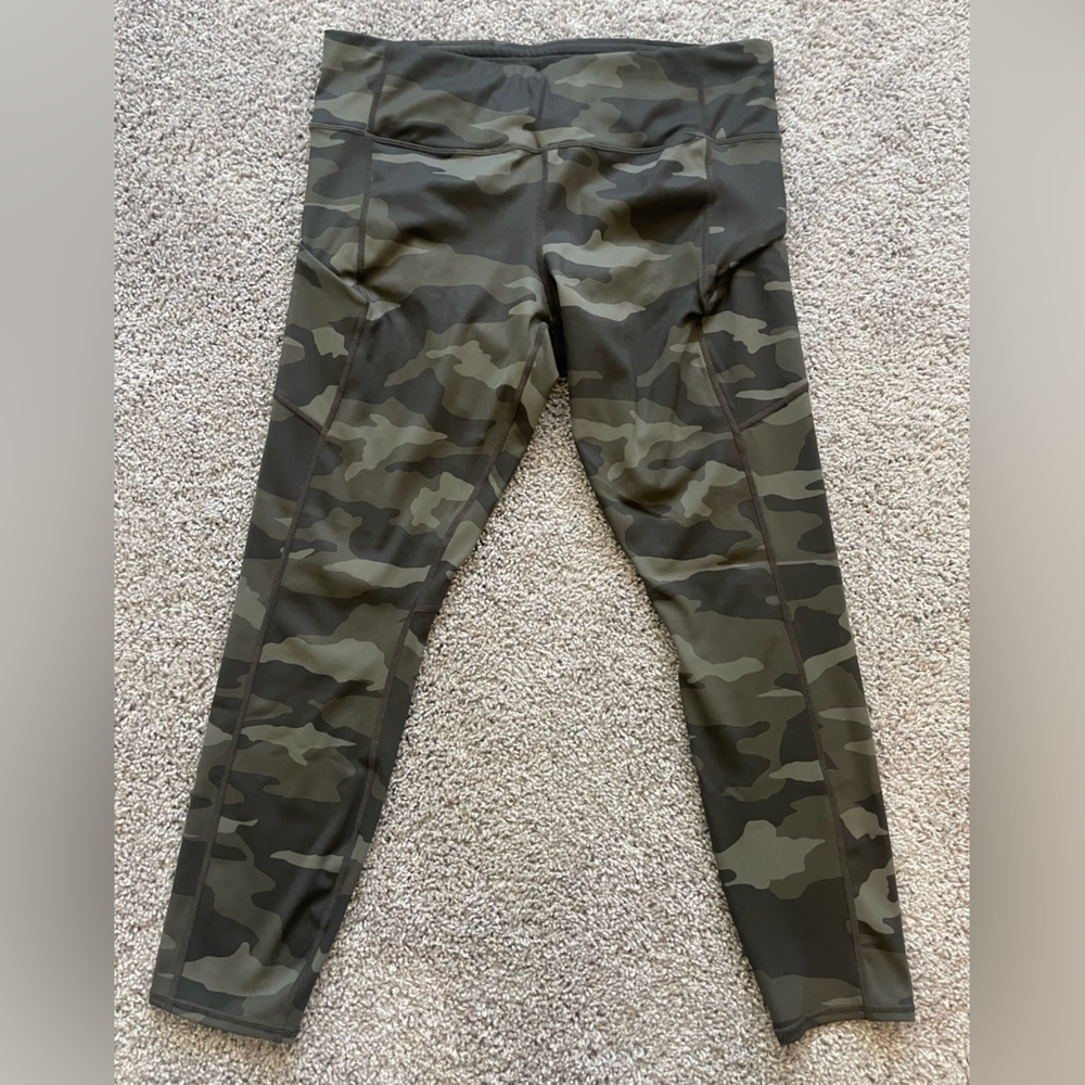 Athleta Camo Contender 7/8 Legging - size L